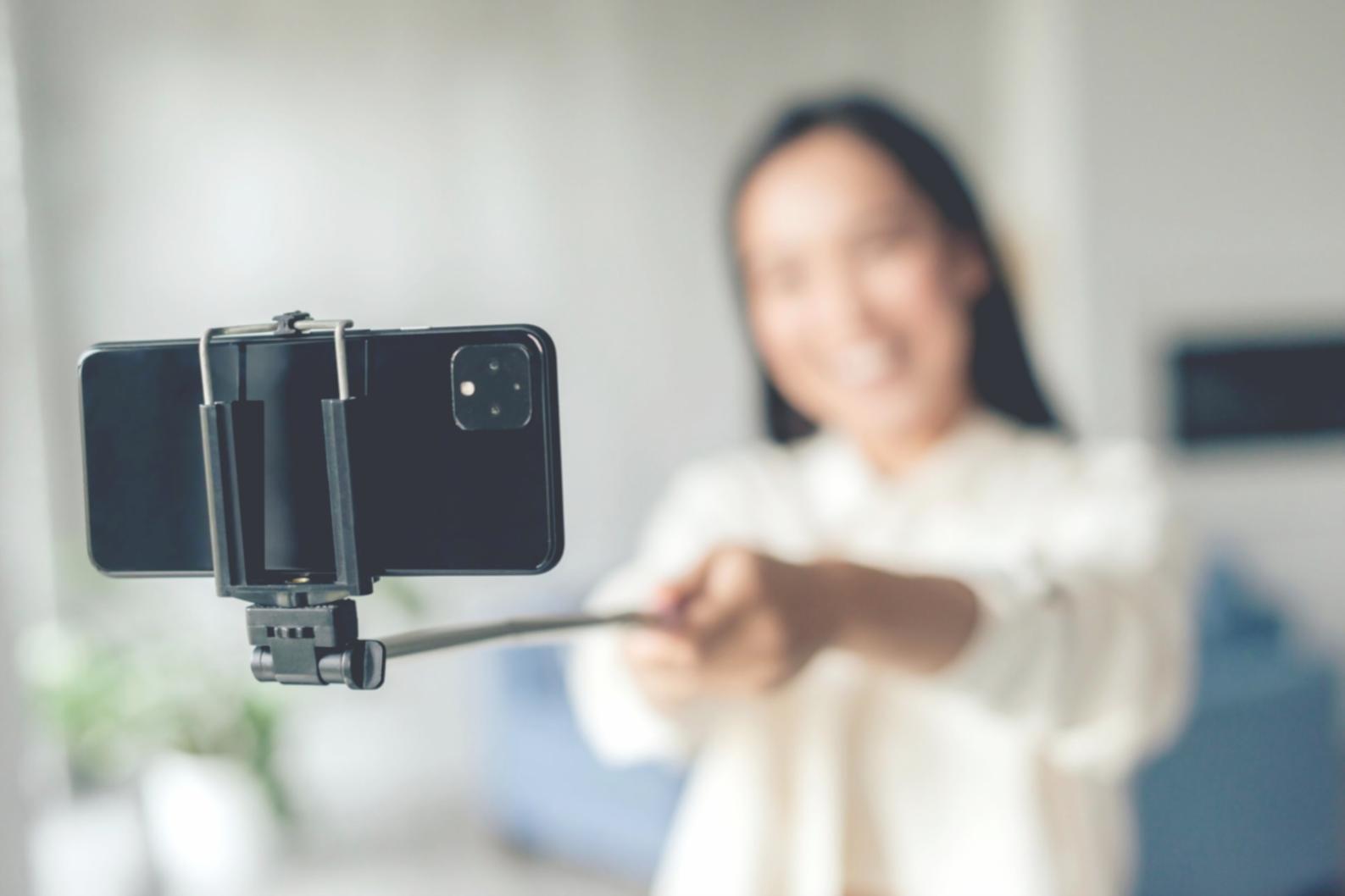 Studenti che collaborano su progetti video