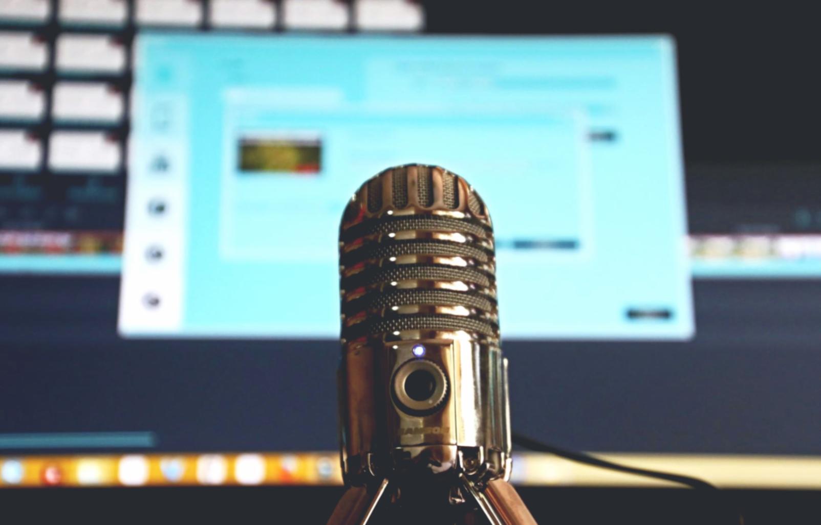Studenti che collaborano durante una sessione di editing video in gruppo